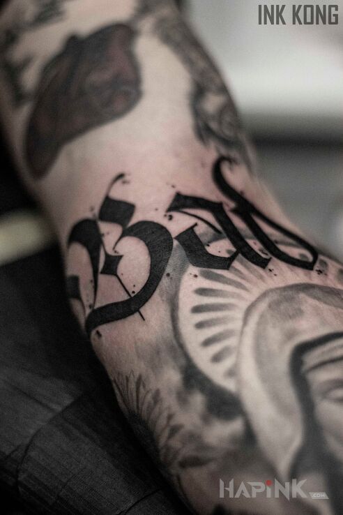 Tattoo Kaligrafia in criminal lettering motif and calligraphy style on the forearm