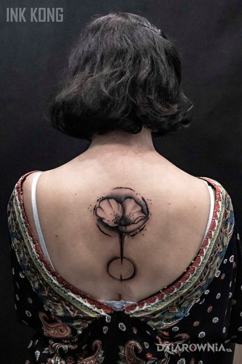 Tatuaż graficzny kwiat w motywie czarno-szare i stylu graficzne / ilustracyjne na plecach