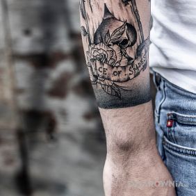 Tatuaż Karta z armband na przedramieniu motyw: mroczne styl: rycinowe / grawiurowe
