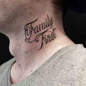 Tatuaż Family First na szyi motyw: napisy styl: kaligrafia
