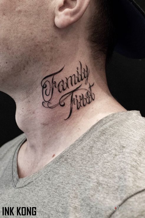Tatuaż family first w motywie napisy i stylu kaligrafia na szyi