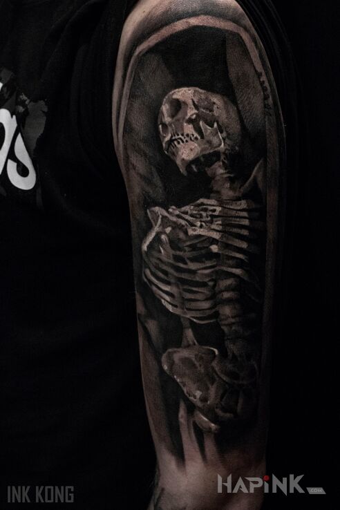 Tattoo Szkieletor in anatomical motif and realistic style on the upper arm