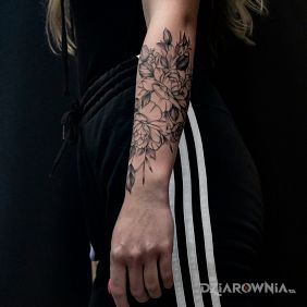 Tatuaż Róże na przedramieniu motyw: kwiaty styl: graficzne / ilustracyjne