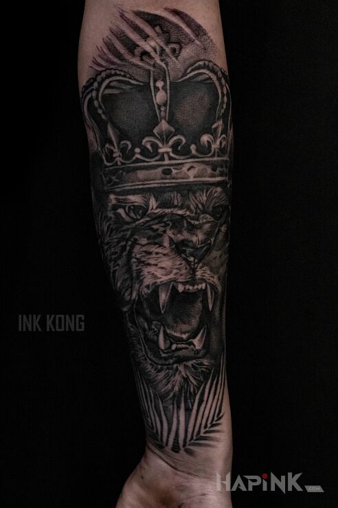 Tattoo Król Lew in animals motif and realistic style on the forearm