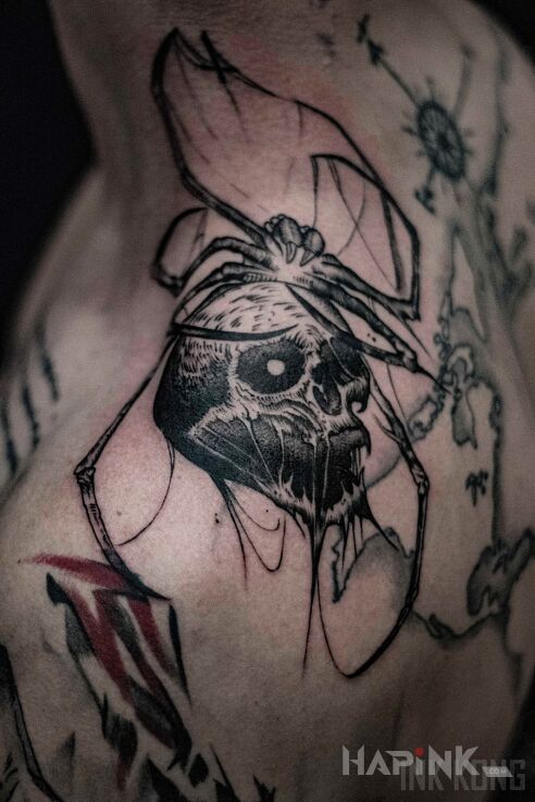 Tattoo Czaszko-pająk in dark motif and graphic / illustrative style on the fingers