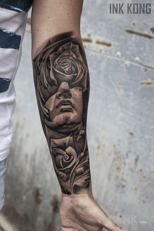 Tattoo Różogęby in flowers motif and abstract style on the forearm
