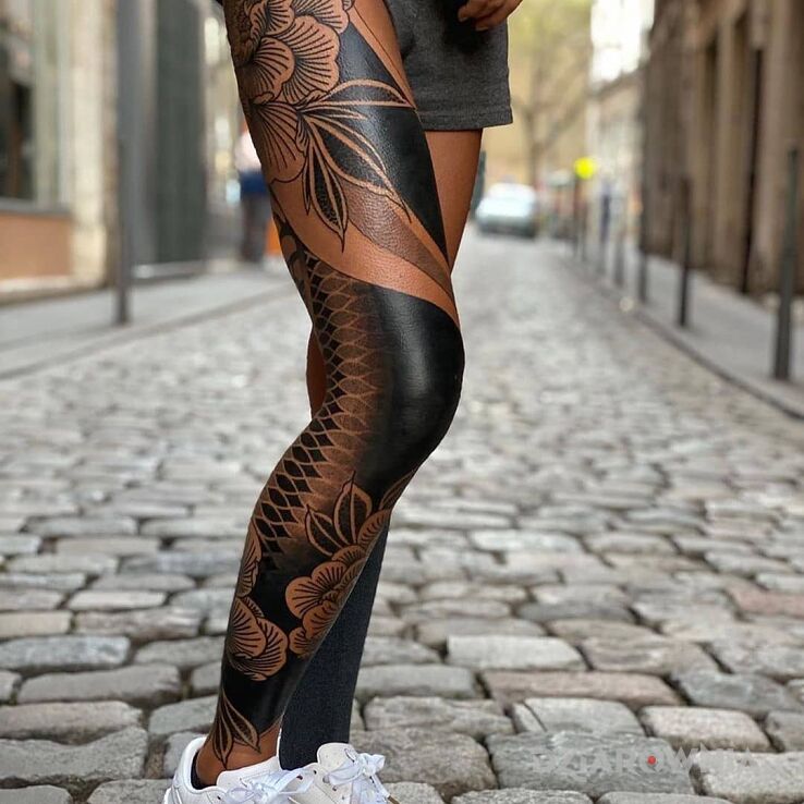 Tatuaż Smukła nóżka w motywie nogawki i stylu blackwork / blackout na kolanie