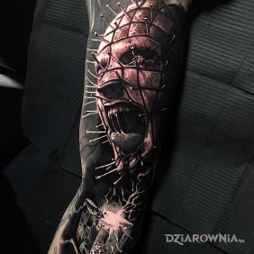 Tatuaż Szalony hellraiser na ramieniu motyw: demony styl: realistyczne