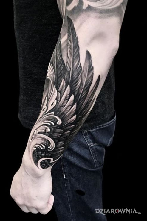 Tatuaż skrzydło na ręce w motywie skrzydła i stylu realistyczne na przedramieniu