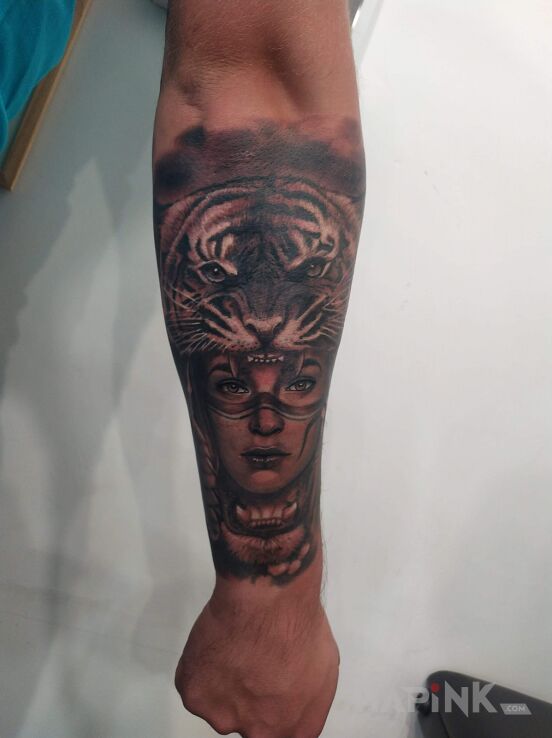 Tattoo Nowy nabytek :) in black and gray motif and realistic style on the forearm