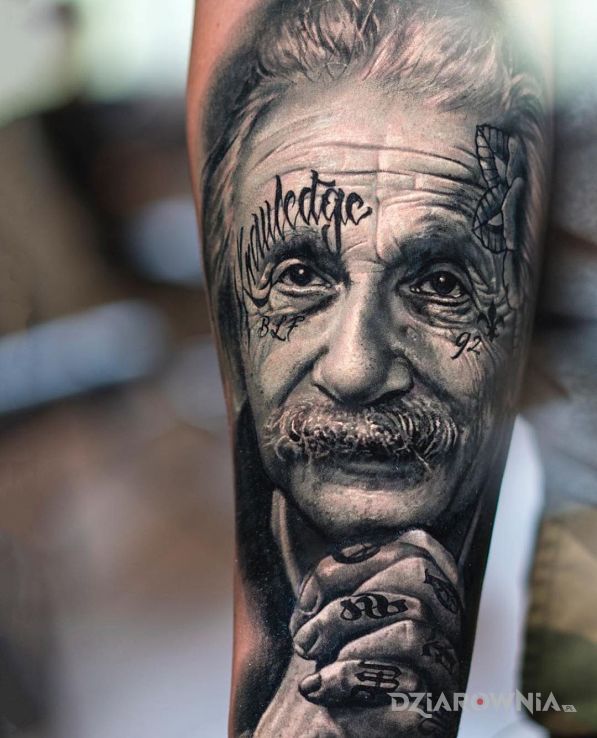 Tatuaż gangsta einstein w motywie twarze i stylu realistyczne na przedramieniu