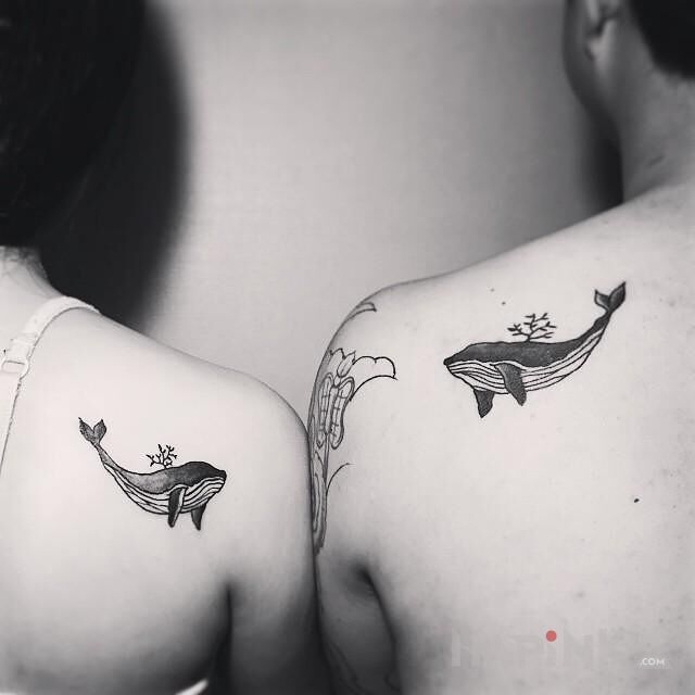 Tattoo Zakochane walenie in Love motif and graphic / illustrative style on the shoulder blades