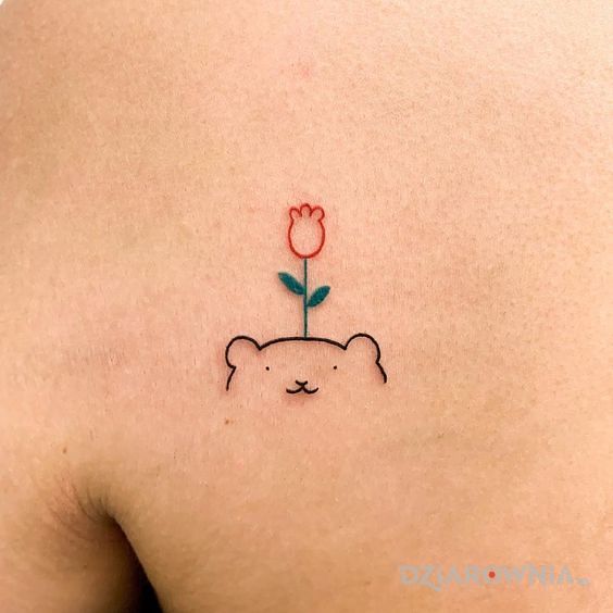 Tatuaż miś w motywie kwiaty i stylu minimalistyczne na łopatkach