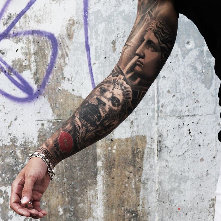 Tatuaż lwi posąg w motywie rękawy i stylu realistyczne na ramieniu