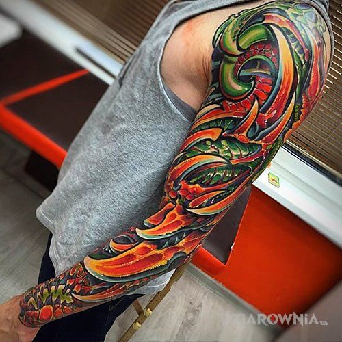 Tatuaż organiczne ramię w motywie rękawy i stylu organika na ramieniu