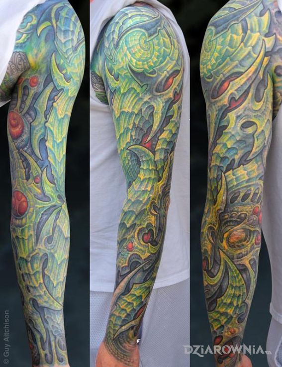 Tatuaż ręka na zielono w motywie kolorowe i stylu organika na przedramieniu