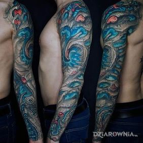 Tatuaż Błękit w łapie na ramieniu motyw: kolorowe styl: organika