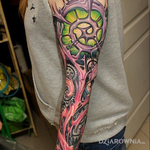 Tatuaż spirala w motywie kolorowe i stylu organika na ramieniu