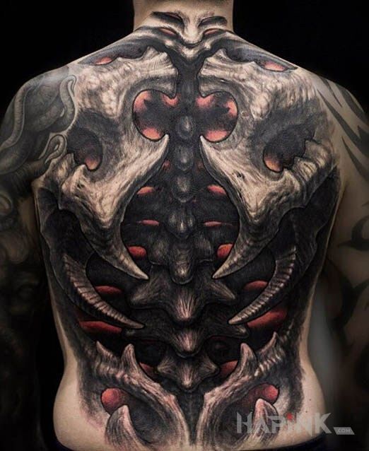 Tattoo Plecy bestii in dark motif and organic style on the shoulder blades