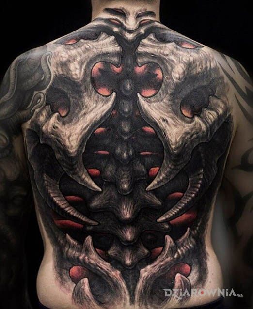 Tatuaż plecy bestii w motywie czarno-szare i stylu organika na łopatkach