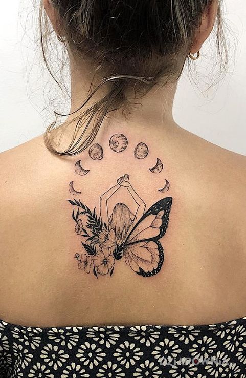 Tatuaż dziewczyna z motylimi skrzydłami w motywie czarno-szare i stylu graficzne / ilustracyjne na plecach