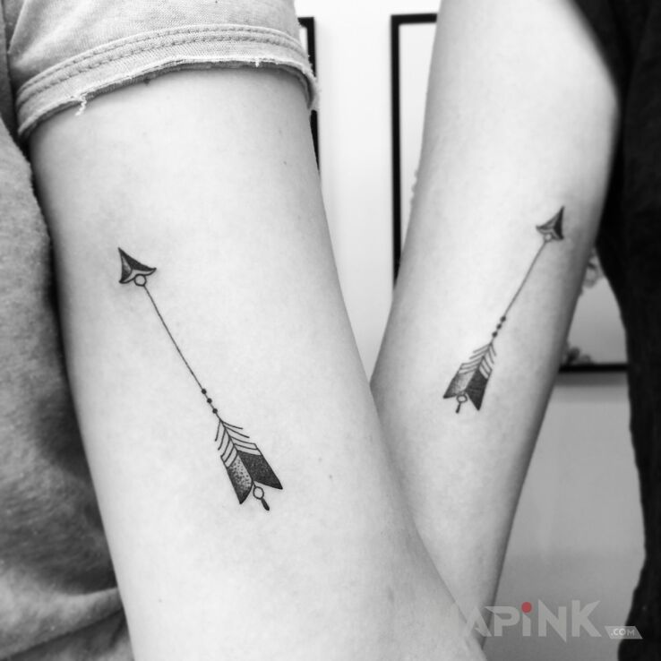 Tattoo Dwie strzały in objects motif and graphic / illustrative style on the upper arm
