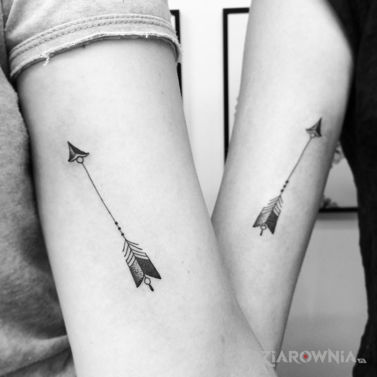 Tatuaż dwie strzały w motywie czarno-szare i stylu graficzne / ilustracyjne na ramieniu