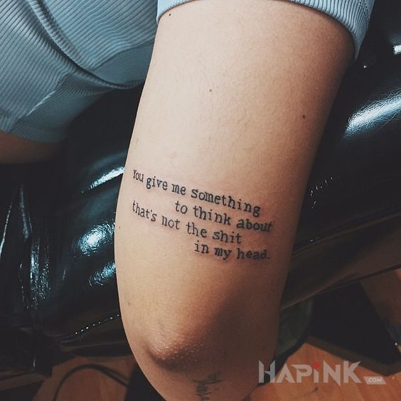 Tattoo Danie do myślenia in lettering motif on the upper arm