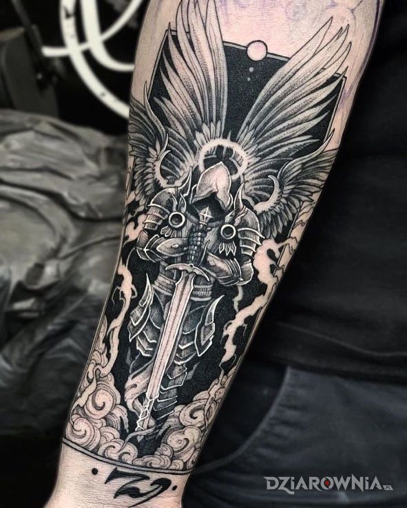 Tatuaż wojownik z niebios w motywie czarno-szare i stylu graficzne / ilustracyjne na przedramieniu