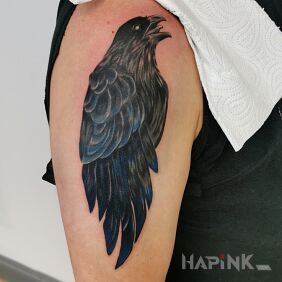 Tattoo Ellise tatto kettering on the upper arm motif: animals style: graphic / illustrative