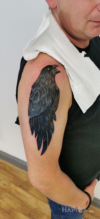 Tattoo Ellise tatto kettering in black and gray motif and graphic / illustrative style on the upper arm
