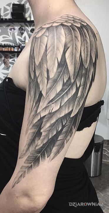 Tatuaż skrzydelko w motywie czarno-szare i stylu realistyczne na ramieniu