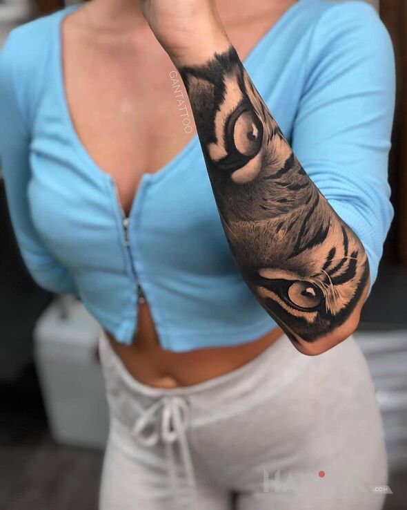 Tattoo Oczy tygrysa in 3D motif and realistic style on the forearm