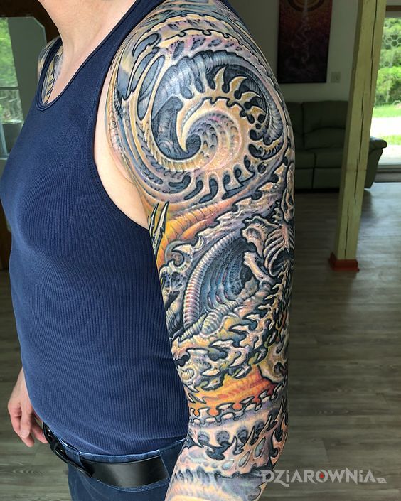 Tatuaż spirala jak u potwora w motywie kolorowe i stylu organika na ramieniu