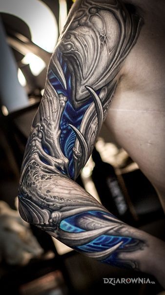Tatuaż demoniczny błękit w motywie czarno-szare i stylu organika na ramieniu