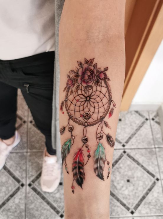 Tatuaż tattoo łapacz snów amulet w motywie kolorowe i stylu graficzne / ilustracyjne na przedramieniu