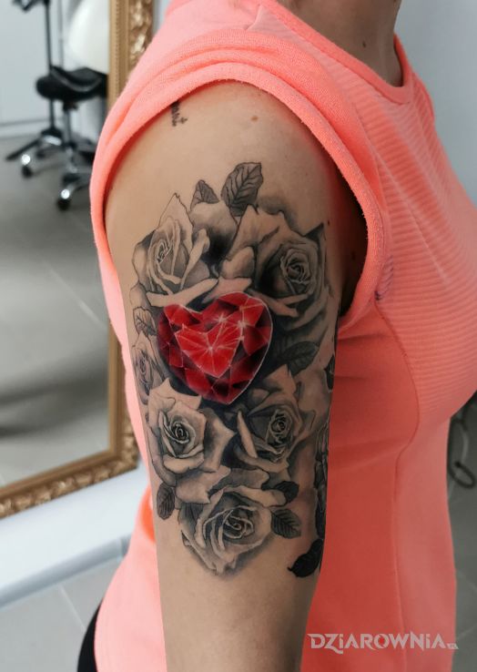 Tatuaż diament róża w motywie czarno-szare i stylu graficzne / ilustracyjne na ramieniu