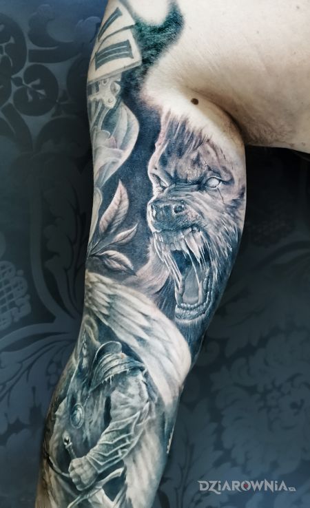 Tatuaż wilkołak w motywie fantasy i stylu realistyczne na ramieniu