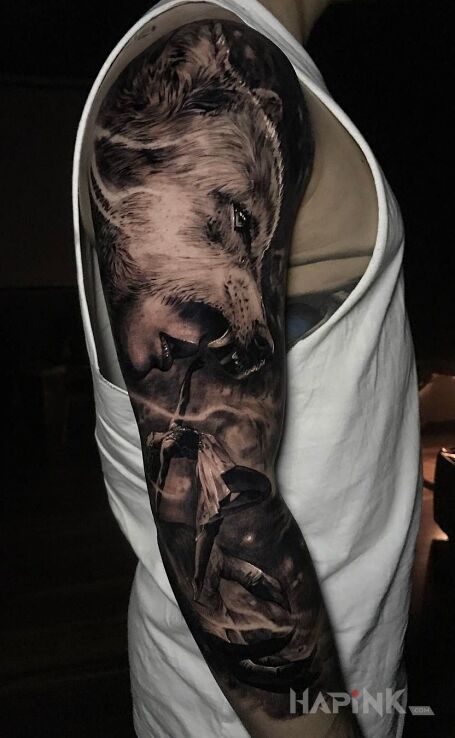 Tattoo Kobieta wilk in sleeves motif and realistic style on the upper arm