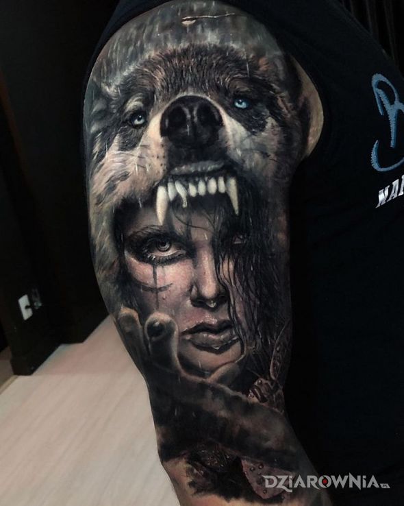 Tatuaż kobieta w paszczy wilka w motywie 3D i stylu realistyczne na ramieniu