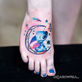 Tatuaż Stich na stopie motyw: kolorowe styl: kreskówkowe / komiksowe