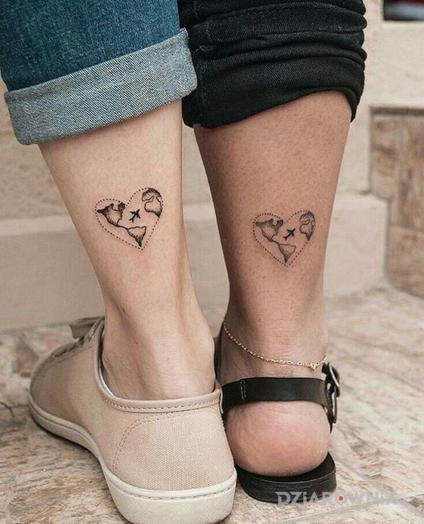 Tatuaż para kochająca podróże w motywie czarno-szare i stylu graficzne / ilustracyjne na nodze
