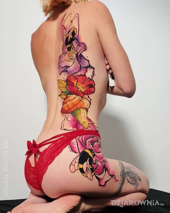 Tatuaż pszczoły i ślimak na kwiatach w motywie zwierzęta i stylu graficzne / ilustracyjne na pośladkach