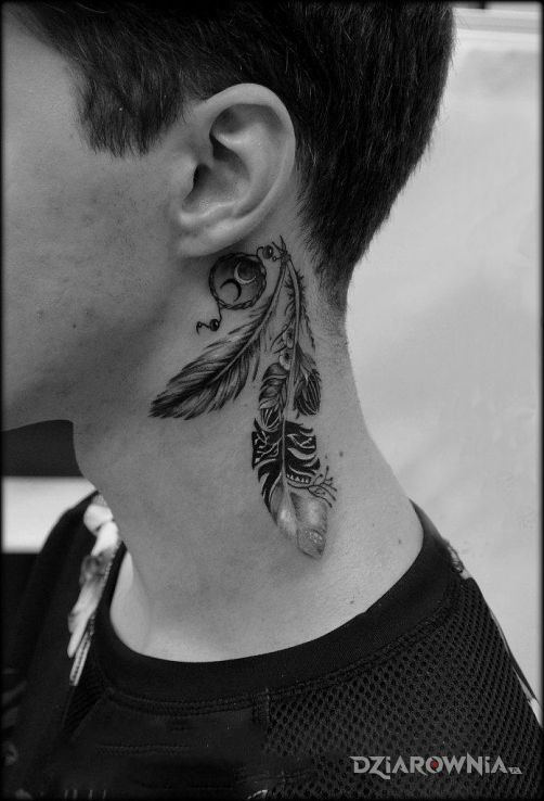 Tatuaż pióro za uchem w motywie czarno-szare i stylu realistyczne na szyi