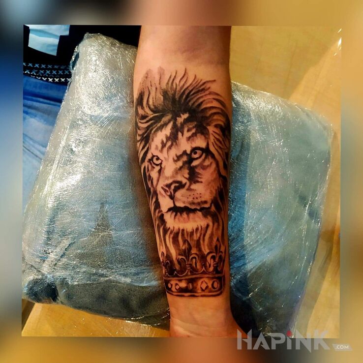 Tattoo Mój pierwszy i nie ostatni in animals motif and graphic / illustrative style on the forearm