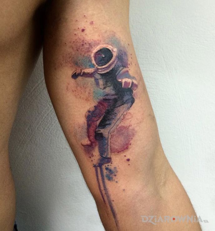 Tatuaż akwarelowy astronauta w motywie postacie i stylu watercolor na ramieniu