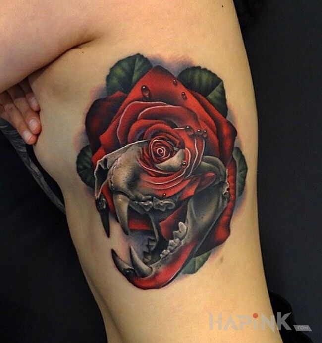 Tattoo Czaszka prehistorycznego zwierza in flowers motif on the ribs