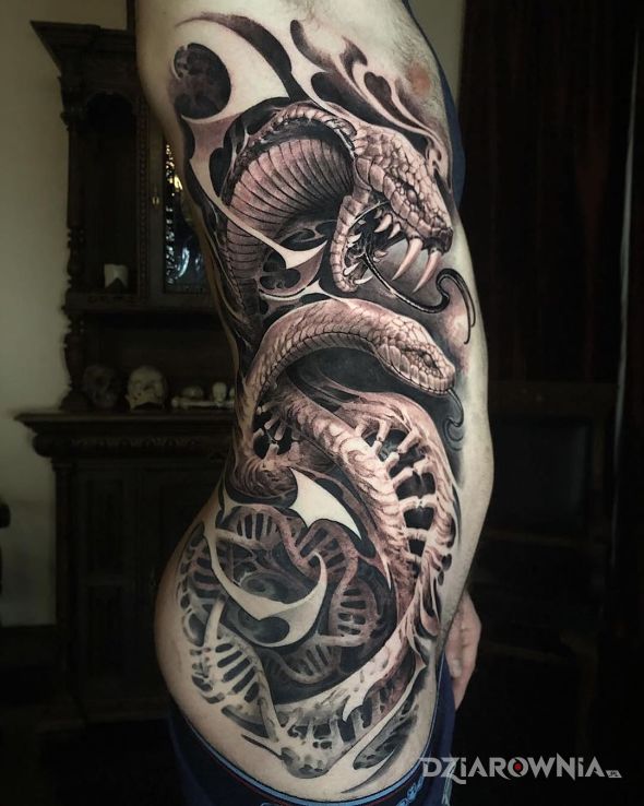 Tatuaż dwa węże w motywie 3D i stylu realistyczne na żebrach