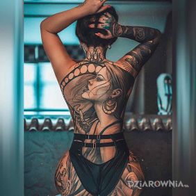 Tatuaż Duży portret na plecach na pośladkach motyw: czarno-szare styl: realistyczne