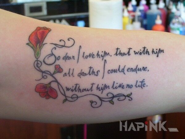 Tattoo Napis z czerwonymi kwiatami in flowers motif on the upper arm